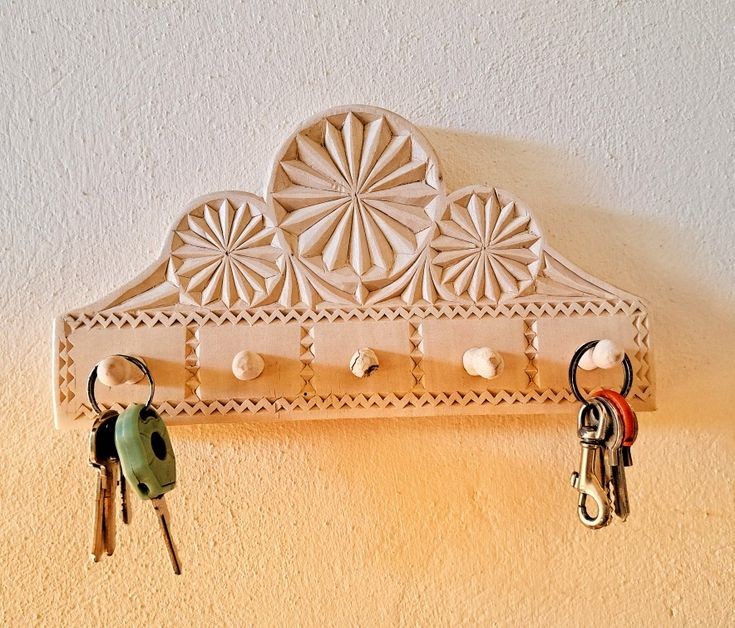 Cuieras din lemn cu motive tradiționale romanesti