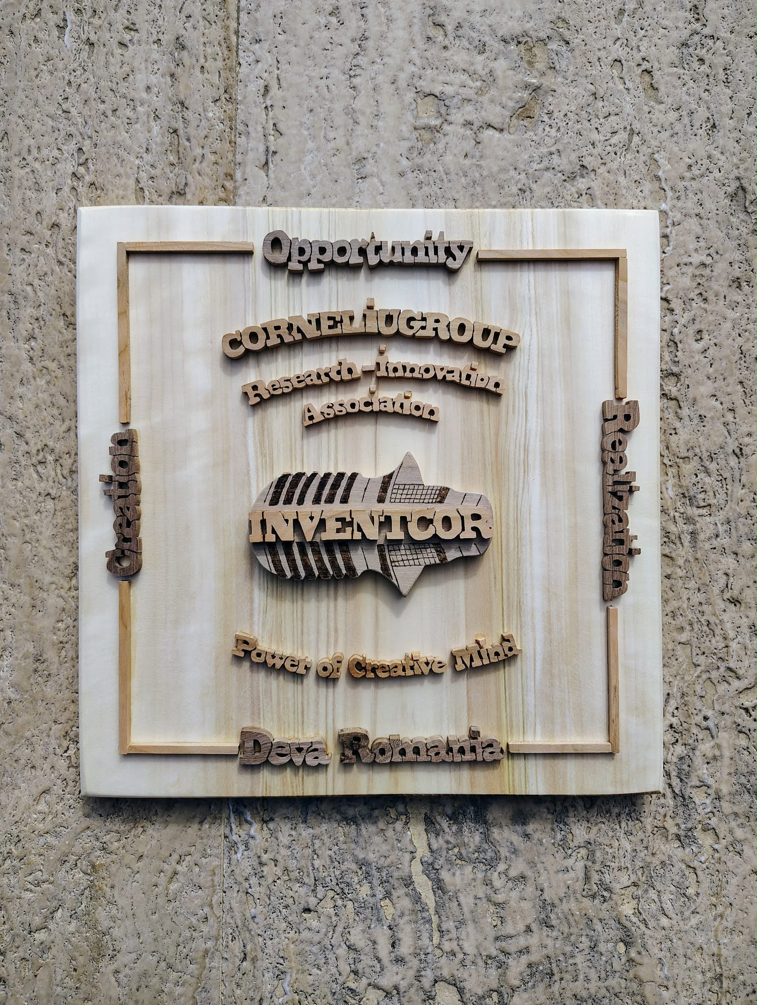 Plachetă premium din lemn – personalizată