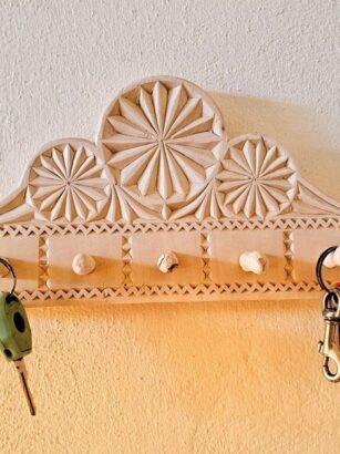 Cuieras din lemn cu motive tradiționale romanesti