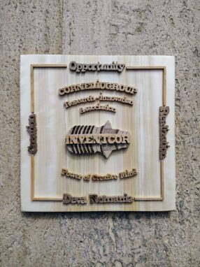 Plachetă premium din lemn – personalizată