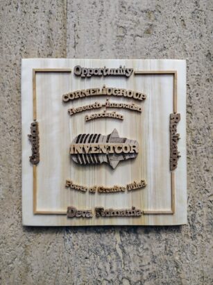 Plachetă premium din lemn – personalizată